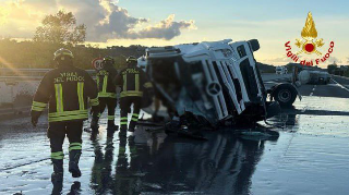 A14, tir si ribalta e perde il carico di mosto: chiuso tratto tra Ancona sud e nord